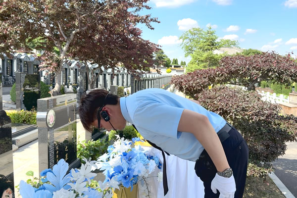 专业的安葬礼仪人员